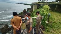 SATPOL PP mengecek bangunan Beyond The Cliff yang memanfaatkan sisi samping dari salah satu titik jurang di Pecatu. Foto: ist SATPOL PP mengecek bangunan Beyond The Cliff yang memanfaatkan sisi samping dari salah satu titik jurang di Pecatu. Foto: ist