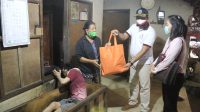 WABUP Kasta menyerahkan bantuan sembako kepada warga penyandang difabel di Desa Akah, Kecamatan Klungkung. Foto: ist WABUP Kasta menyerahkan bantuan sembako kepada warga penyandang difabel di Desa Akah, Kecamatan Klungkung. Foto: ist