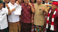 SUGAWA Korry (pegang kertas) saat menerima demo mahasiswa di DPRD Bali, beberapa waktu lalu. Foto: hen SUGAWA Korry (pegang kertas) saat menerima demo mahasiswa di DPRD Bali, beberapa waktu lalu. Foto: hen
