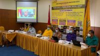 IDA Penglingsir Agung Putra Sukahet selaku Bendesa Agung MDA Provinsi Bali (di layar) saat menjawab hasil kajian akademisi dan pakar dalam webinar Pemajuan dan Penguatan Desa Adat yang diselenggarakan DPD Partai Golkar Bali, Jumat (22/1/2021). Foto: hen IDA Penglingsir Agung Putra Sukahet selaku Bendesa Agung MDA Provinsi Bali (di layar) saat menjawab hasil kajian akademisi dan pakar dalam webinar Pemajuan dan Penguatan Desa Adat yang diselenggarakan DPD Partai Golkar Bali, Jumat (22/1/2021). Foto: hen