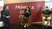 IA Selly Dharmawijaya Mantra (tengah) saat menjadi pembicara talkshow pada Rabu (6/1/2021). Foto: ist IA Selly Dharmawijaya Mantra (tengah) saat menjadi pembicara talkshow pada Rabu (6/1/2021). Foto: ist