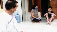 BUPATI Suwirta mengunjungi Made Soma (20), warga Desa Getakan, Kecamatan Banjarangkan, Sabtu (16/1/2021). Foto: ist BUPATI Suwirta mengunjungi Made Soma (20), warga Desa Getakan, Kecamatan Banjarangkan, Sabtu (16/1/2021). Foto: ist