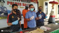 POLISI memperlihatkan tersangka I Ketut Soto (60) dan barang bukti sabung ayam di Mapolres Bangli, Selasa (12/1/2021). Foto: ist POLISI memperlihatkan tersangka I Ketut Soto (60) dan barang bukti sabung ayam di Mapolres Bangli, Selasa (12/1/2021). Foto: ist
