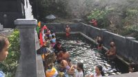 TEMPAT wisata spiritual Penglukatan Sapta Gangga di Desa Adat Timbrah, Desa Pertima, ramai dikunjungi pemedek saat Bayu Pinaruh, Minggu (31/1/2021). Foto: nad TEMPAT wisata spiritual Penglukatan Sapta Gangga di Desa Adat Timbrah, Desa Pertima, ramai dikunjungi pemedek saat Bayu Pinaruh, Minggu (31/1/2021). Foto: nad