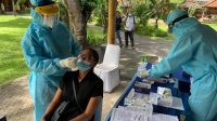 PETUGAS Kesehatan mengambil sampel swab (lendir) dari hidung PPS yang akan mengikuti rapat evaluasi sebelum masuk ruang rapat, Rabu (27/1/2021). Foto: hen PETUGAS Kesehatan mengambil sampel swab (lendir) dari hidung PPS yang akan mengikuti rapat evaluasi sebelum masuk ruang rapat, Rabu (27/1/2021). Foto: hen