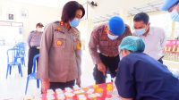 ANGGOTA Polres Karangasem dites urine usai mengikuti apel pagi di Lapangan Pesat Gatra, Senin (18/1/2021). Foto: nad ANGGOTA Polres Karangasem dites urine usai mengikuti apel pagi di Lapangan Pesat Gatra, Senin (18/1/2021). Foto: nad