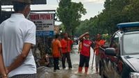 TRC BPBD Gianyar membersihkan gorong-gorong di Jalan Raya Cangi, Batuang Kaler, Sukawati. Foto: ist TRC BPBD Gianyar membersihkan gorong-gorong di Jalan Raya Cangi, Batuang Kaler, Sukawati. Foto: ist