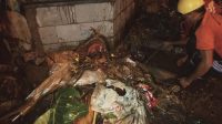 PETUGAS mengevakuasi tumpukan sampah yang menyumbat saluran air di Mas, Ubud. Foto: ist PETUGAS mengevakuasi tumpukan sampah yang menyumbat saluran air di Mas, Ubud. Foto: ist