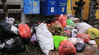 TUMPUKAN sampah tampak mengotori jalan trotoar di Klungkung, Jumat (15/1/2021). Foto: ist TUMPUKAN sampah tampak mengotori jalan trotoar di Klungkung, Jumat (15/1/2021). Foto: ist