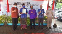 PERWAKILAN masyarakat Buleleng usai menerima sertifikat tanah dari program PTSL, Selasa (5/1/2021). Foto: ist PERWAKILAN masyarakat Buleleng usai menerima sertifikat tanah dari program PTSL, Selasa (5/1/2021). Foto: ist
