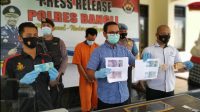 POLISI memperlihatkan tersangka Abdul Gafur (33), pelaku pembuat uang palsu dan barang bukti di Mapolres Bangli, Selasa (12/1/2021). Foto: ist POLISI memperlihatkan tersangka Abdul Gafur (33), pelaku pembuat uang palsu dan barang bukti di Mapolres Bangli, Selasa (12/1/2021). Foto: ist