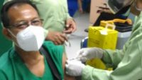 TENAGA kesehatan di Gianyar menjalani vaksinasi Covid-19. Foto: ist TENAGA kesehatan di Gianyar menjalani vaksinasi Covid-19. Foto: ist