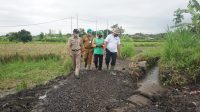 WABUP Kasta meninjau kegiatan pengembangan jalan usaha tani di Subak Sidayu Tempek Metawang, Desa Takmung, Kecamatan Banjarangkan, Senin (4/1/2021). Foto: ist WABUP Kasta meninjau kegiatan pengembangan jalan usaha tani di Subak Sidayu Tempek Metawang, Desa Takmung, Kecamatan Banjarangkan, Senin (4/1/2021). Foto: ist