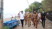 WABUP Badung, Ketut Suiasa; didampingi anggota DPRD AA Anom Gumanti dan OPD terkait meninjau tanah untuk pembangunan Pura Pancung Segara Seminyak, Senin (4/1/2021). Foto: ist WABUP Badung, Ketut Suiasa; didampingi anggota DPRD AA Anom Gumanti dan OPD terkait meninjau tanah untuk pembangunan Pura Pancung Segara Seminyak, Senin (4/1/2021). Foto: ist