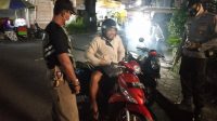 TIM Yustisi Tabanan saat melakukan operasi yustisi terhadap protokol kesehatan pencegahan Covid-19. Foto: ist TIM Yustisi Tabanan saat melakukan operasi yustisi terhadap protokol kesehatan pencegahan Covid-19. Foto: ist