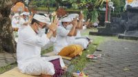 WAKIL Wali Kota Denpasar, IGN Jaya Negara, saat melaksanakan persembahyangan hari raya Saraswati di Pura Agung Jagatnatha, Sabtu (30/1/2021). Foto: ist WAKIL Wali Kota Denpasar, IGN Jaya Negara, saat melaksanakan persembahyangan hari raya Saraswati di Pura Agung Jagatnatha, Sabtu (30/1/2021). Foto: ist