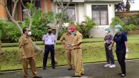 SUASANA di luar Gedung DPRD Tabanan, Selasa (19/1/2021), saat petugas melakukan pelacakan terhadap sejumlah orang, setelah salah seorang staf dewan diketahui terpapar Covid-19. Foto: ist SUASANA di luar Gedung DPRD Tabanan, Selasa (19/1/2021), saat petugas melakukan pelacakan terhadap sejumlah orang, setelah salah seorang staf dewan diketahui terpapar Covid-19. Foto: ist