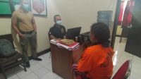 NI Komang Ayu Seniwati (kanan), tersangka kasus pencurian HP saat menjalani pemeriksaan di Polsek Marga, Minggu (3/1/2021). Foto: ist NI Komang Ayu Seniwati (kanan), tersangka kasus pencurian HP saat menjalani pemeriksaan di Polsek Marga, Minggu (3/1/2021). Foto: ist