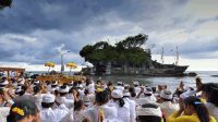 UMAT Hindu saat melaksanakan persembahyangan di Pura Tanah Lot, Tabanan. Foto: istimewa UMAT Hindu saat melaksanakan persembahyangan di Pura Tanah Lot, Tabanan. Foto: istimewa