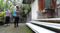 JAJARAN Polsek Pupuan bersinergi dengan aparat Desa Karyasari dan Satgas Covid-19 melaksanakan kegiatan disinfektasi di Desa Karyasari, Selasa (5/1/2021). JAJARAN Polsek Pupuan bersinergi dengan aparat Desa Karyasari dan Satgas Covid-19 melaksanakan kegiatan disinfektasi di Desa Karyasari, Selasa (5/1/2021).