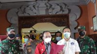 GUBERNUR Bali, Wayan Koster, saat menerima kedatangan vaksin Covid-19 yang sebelumnya telah dikirim oleh Biofarma Bandung pada 3 Januari 2021 ke Provinsi Bali dan tiba di Denpasar, Bali pada Selasa (5/1/2021) Pukul 00.30 dini hari di Kantor Dinas Kesehatan Provinsi Bali. Foto: ist GUBERNUR Bali, Wayan Koster, saat menerima kedatangan vaksin Covid-19 yang sebelumnya telah dikirim oleh Biofarma Bandung pada 3 Januari 2021 ke Provinsi Bali dan tiba di Denpasar, Bali pada Selasa (5/1/2021) Pukul 00.30 dini hari di Kantor Dinas Kesehatan Provinsi Bali. Foto: ist