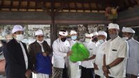 WAGUB Cok Ace menyerahkan bansos Surat Kabar Pos Bali di Pura Agung Besakih, Sabtu (9/1/2021). Foto: gay WAGUB Cok Ace menyerahkan bansos Surat Kabar Pos Bali di Pura Agung Besakih, Sabtu (9/1/2021). Foto: gay