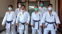 KETUA Umum Pengprov Forki Bali, Ketut Rochineng, dengan tiga karateka yang akan berlaga dalam PON Papua 2021. Foto: alt KETUA Umum Pengprov Forki Bali, Ketut Rochineng, dengan tiga karateka yang akan berlaga dalam PON Papua 2021. Foto: alt