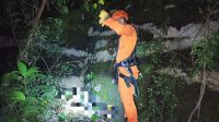 PETUGAS Basarnas saat mengevakuasi korban dari bawah jembatan Mamo jalan raya Patai Suluban Pecatu. Foto: ist PETUGAS Basarnas saat mengevakuasi korban dari bawah jembatan Mamo jalan raya Patai Suluban Pecatu. Foto: ist