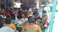 MUSPIKA Selbar melakukan langkah intervensi real atas rencana sejumlah warga yang merencanakan upacara ngeben, di rumah seorang warga di Banjar Petiles, Desa Antosari, Kecamatan Selbar, Senin (18/1/2021). Foto: ist