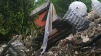 LONGSOR di Pura Pesambiangan Dalem Ped lingkungan Tegeh Sari Jimbaran, Kuta Selatan, Jumat (15/1/2021) yang mengakibatkan tiga pelinggih amblas. Foto: ist LONGSOR di Pura Pesambiangan Dalem Ped lingkungan Tegeh Sari Jimbaran, Kuta Selatan, Jumat (15/1/2021) yang mengakibatkan tiga pelinggih amblas. Foto: ist