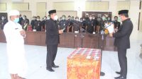 BUPATI Jembrana, I Putu Artha, saat melantik I Nengah Ledang sebagai Pj Sekda Jembrana, Senin (4/1/2021) di Aula Jimbarwana. Foto: ist BUPATI Jembrana, I Putu Artha, saat melantik I Nengah Ledang sebagai Pj Sekda Jembrana, Senin (4/1/2021) di Aula Jimbarwana. Foto: ist