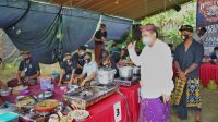 WALI Kota Rai Mantra meninjau pelaksanaan lomba lawar yang digelar di Warung Nang Etonk, Denpasar, Rabu (6/1/2021). Foto: ist WALI Kota Rai Mantra meninjau pelaksanaan lomba lawar yang digelar di Warung Nang Etonk, Denpasar, Rabu (6/1/2021). Foto: ist