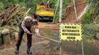 HUJAN deras yang mengguyur semalaman, mengakibatkan tanah longsor di jalan jalur Banjar Babakan-Cau Belayu, Desa Belayu, Kecamatan Marga, Tabanan, Senin (4/1/2021). Foto: ist HUJAN deras yang mengguyur semalaman, mengakibatkan tanah longsor di jalan jalur Banjar Babakan-Cau Belayu, Desa Belayu, Kecamatan Marga, Tabanan, Senin (4/1/2021). Foto: ist