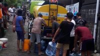 WARGA Denpasar mengantre mendapatkan air bersih dari pelayanan mobil tangki Perumda Air Minun Tirta Sewakadarma, Minggu (17/1/2021). Sejak tanggal 14 Januari 2021, terjadi gangguan produksi pendistribusian air bersih di Kota Denpasar lantaran terganggunya produksi air di IPA Belusung.Foto: ist WARGA Denpasar mengantre mendapatkan air bersih dari pelayanan mobil tangki Perumda Air Minun Tirta Sewakadarma, Minggu (17/1/2021). Sejak tanggal 14 Januari 2021, terjadi gangguan produksi pendistribusian air bersih di Kota Denpasar lantaran terganggunya produksi air di IPA Belusung.Foto: ist