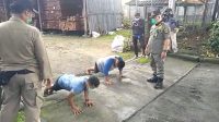 WARGA yang kedapatan tidak memakai masker dihukum push up dalam operasi prokes di pertigaan Jalan Gunung Galunggung-Jalan Cokroaminoto, Desa Ubung Kaja, Kota Denpasar, Senin (11/1/2021). Foto: ist WARGA yang kedapatan tidak memakai masker dihukum push up dalam operasi prokes di pertigaan Jalan Gunung Galunggung-Jalan Cokroaminoto, Desa Ubung Kaja, Kota Denpasar, Senin (11/1/2021). Foto: ist