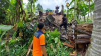 PETUGAS BPBD Karangasem saat turun ke lokasi kejadian di Desa Manggis, Kecamatan Manggis, Senin (4/1/2021). Foto: ist PETUGAS BPBD Karangasem saat turun ke lokasi kejadian di Desa Manggis, Kecamatan Manggis, Senin (4/1/2021). Foto: ist