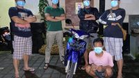 NUR Holis (jongkok), kini mendekam di Ruang Tahanan Polsek Kediri, karena diduga terlibat dalam kasus penipuan dan penggelapan sepeda motor. Foto: ist NUR Holis (jongkok), kini mendekam di Ruang Tahanan Polsek Kediri, karena diduga terlibat dalam kasus penipuan dan penggelapan sepeda motor. Foto: ist