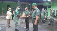 ACARA corp raport pelepasan dua bintara dan seorang PNS yang purnatugas, diakhiri dengan pemberian tanda penghargaan dan ucapan selamat di Makodim 1619/Tabanan, Selasa (5/1/2021). ACARA corp raport pelepasan dua bintara dan seorang PNS yang purnatugas, diakhiri dengan pemberian tanda penghargaan dan ucapan selamat di Makodim 1619/Tabanan, Selasa (5/1/2021).