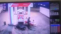 REKAMAN CCTV perampokan SPBU 54.801.51 Jalan Raya Pelabuhan Benoa, oleh pria berjaket hitam dan menodongkan senjata jenis pedang. Foto: ist REKAMAN CCTV perampokan SPBU 54.801.51 Jalan Raya Pelabuhan Benoa, oleh pria berjaket hitam dan menodongkan senjata jenis pedang. Foto: ist