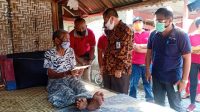 PENYERAHAN BLT DD tahun 2020 lalu. Mengingat pandemi belum berakhir, tahun ini pemerintah kembali menggelontorkan bantuan serupa. Foto: ist PENYERAHAN BLT DD tahun 2020 lalu. Mengingat pandemi belum berakhir, tahun ini pemerintah kembali menggelontorkan bantuan serupa. Foto: ist