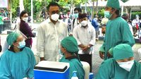 WAKIL Wali Kota Denpasar, IGN Jaya Negara saat meninjau kegiatan vaksinasi massal untuk tenaga kesehatan di Denpasar, Kamis (4/2/2021) di halaman parkir Gedung Graha Sewaka Dharma Lumintang. Foto: ist WAKIL Wali Kota Denpasar, IGN Jaya Negara saat meninjau kegiatan vaksinasi massal untuk tenaga kesehatan di Denpasar, Kamis (4/2/2021) di halaman parkir Gedung Graha Sewaka Dharma Lumintang. Foto: ist