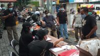 OPERASI prokes di wilayah Sesetan, Kota Denpasar, Jumat (5/2/2021). Dalam kesempatan itu, tim yustisi juga menyediakan nasi bungkus yang dibagikan kepada pelanggar maupun warga lainnya. Foto: ist OPERASI prokes di wilayah Sesetan, Kota Denpasar, Jumat (5/2/2021). Dalam kesempatan itu, tim yustisi juga menyediakan nasi bungkus yang dibagikan kepada pelanggar maupun warga lainnya. Foto: ist