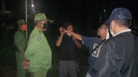 APARAT Desa Pemecutan Kelod saat mengamankan dua orang yang kedapatan minum miras pada Kamis (4/2/2021) malam. Foto: ist APARAT Desa Pemecutan Kelod saat mengamankan dua orang yang kedapatan minum miras pada Kamis (4/2/2021) malam. Foto: ist