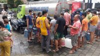 WARGA antre untuk mendapatkan air yang dibawakan truk tangki di Perum Bina Permai, Jalan Made Bina, Banjar Mertagangga, Ubung Kaja, Denpasar Utara, Senin (8/2/2021). Foto: rap WARGA antre untuk mendapatkan air yang dibawakan truk tangki di Perum Bina Permai, Jalan Made Bina, Banjar Mertagangga, Ubung Kaja, Denpasar Utara, Senin (8/2/2021). Foto: rap