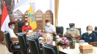 GUBERNUR Bali, Wayan Koster, saat Rapat Koordinasi Pelaksaan PPKM Berbasis Desa/Kelurahan Provinsi Bali dengan para perbekel, bendesa adat dan lurah se-Bali secara daring melalui aplikasi zoom meeting dari Jayasabha Denpasar. Foto: ist GUBERNUR Bali, Wayan Koster, saat Rapat Koordinasi Pelaksaan PPKM Berbasis Desa/Kelurahan Provinsi Bali dengan para perbekel, bendesa adat dan lurah se-Bali secara daring melalui aplikasi zoom meeting dari Jayasabha Denpasar. Foto: ist