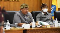 Plh Bupati Adi Arnawa bersama Ketua DPRD Putu Parwata saat Rakor dengan DPRD Badung, membahas permasalah Pilkel Desa Angantaka di Puspem Badung, Kamis (18/2/2021). Foto: ist Plh Bupati Adi Arnawa bersama Ketua DPRD Putu Parwata saat Rakor dengan DPRD Badung, membahas permasalah Pilkel Desa Angantaka di Puspem Badung, Kamis (18/2/2021). Foto: ist