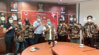 SEKRETARIS Satgas Rentin, Kasatpol PP Dewa Dharmadi, dan Pengurus KB FKPPI Kota Denpasar berfoto bersama seusai melakukan audiensi. Foto: ist SEKRETARIS Satgas Rentin, Kasatpol PP Dewa Dharmadi, dan Pengurus KB FKPPI Kota Denpasar berfoto bersama seusai melakukan audiensi. Foto: ist