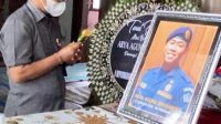 Plh Bupati Badung, Adi Arnawa, saat melayat ke rumah duka almarhum Arya Agung Dhananjaya. Foto: ist Plh Bupati Badung, Adi Arnawa, saat melayat ke rumah duka almarhum Arya Agung Dhananjaya. Foto: ist