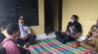 KETUA DPRD Karangasem, I Wayan Suastika, yang khusus datang ke rumah keluarga kedua pemancing asal Dusun Duda, Senin (15/2/2021). Foto: ist KETUA DPRD Karangasem, I Wayan Suastika, yang khusus datang ke rumah keluarga kedua pemancing asal Dusun Duda, Senin (15/2/2021). Foto: ist