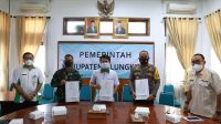 BUPATI Suwirta, Kapolres Klungkung, AKBP Bima Aria Viyasa; Dandim 1610/Klungkung, Letkol Czi Paulus Joni Simbolon, menunjukan nota kesepakatan pencegahan dan penanganan gangguan ketentraman dan ketertiban umum, Rabu (24/2/2021). Foto: ist BUPATI Suwirta, Kapolres Klungkung, AKBP Bima Aria Viyasa; Dandim 1610/Klungkung, Letkol Czi Paulus Joni Simbolon, menunjukan nota kesepakatan pencegahan dan penanganan gangguan ketentraman dan ketertiban umum, Rabu (24/2/2021). Foto: ist